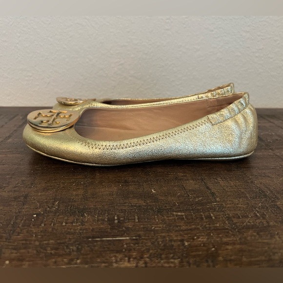 Tory Burch Reva Gold Ballet Flats Leather Metal Logo Medallion Size 5 - Picture 5 of 11